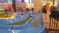 Yang paling baru dan pertama di Indonesia yaitu wahana Flume Ride ini. Kamu bisa berseluncur menaiki perahu di track kemudian menghempas di air (Angling Adhitya Purbaya/detikcom)