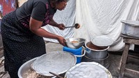  Berbeda jauh dengan negara lainnya, para warga di Kongo sehari-harinya menghabiskan waktu untuk menjual makanan, sayuran, rempah, daging hewan liar, hingga ulat untuk menyambung hidup. Foto: Istimewa