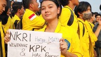 Saat ini Ellen terdaftar sebagai mahasiswi Universitas Indonesia jurusan Teknik Elektro. Fotonya mengenakan almamater UI saat menyampaikan pendapat pun heboh karna paras cantik Ellen bikin banyak orang gagal fokus. Foto: Instagram @ellenlivi