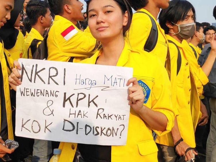 Momen Makan Cantik Livia Ellen, Mahasiswi yang Ikut Demo di Senayan