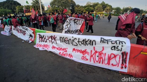Satire Massa Demo di Depan Istana: Rakyat Masuk ICU, Jokowi Asyik Nimang Cucu