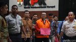Ditahan KPK, Imam Nahrawi Tutupi Borgol dengan Map
