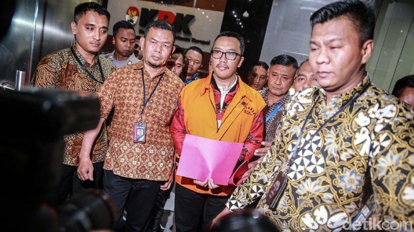 Ditahan KPK, Imam Nahrawi Tutupi Borgol dengan Map