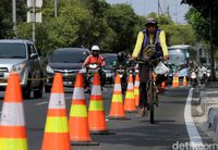 Dipasangi cone plastik, pesepeda bisa melaju dengan aman.