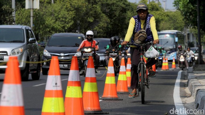 Jalur sepeda di Jakarta. Foto: Rifkianto Nugroho Jalur sepeda di Jakarta. Foto: Rifkianto Nugroho