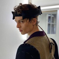 Adalah Pat Boguslawski, koreografer yang berada di balik penampilan mencuri perhatian Leon. Sebagai movement director, dia memang sengaja menciptakan gimmick untuk membuat fashion show lebih menarik. Foto: Instagram @leondame