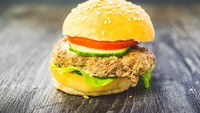 Tinggal tambah saus sambal dan lelehan keju, burger mini yang satu ini siap jadi camilan sore. Eits kalau makan cuma satu pasti nggak berasa. Foto : instagram @muttifreutsich