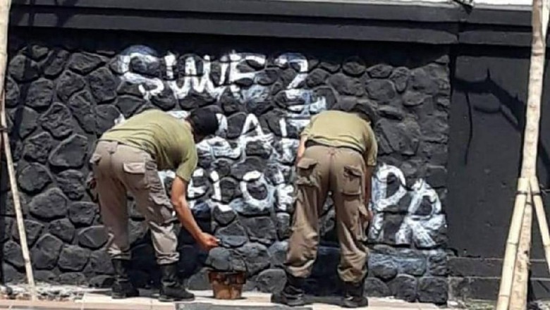 Pemkot Gerak Cepat Bersihkan Jejak Vandalisme Sisa #SurabayaMenggugat Pemkot Gerak Cepat Bersihkan Jejak Vandalisme Sisa #SurabayaMenggugat