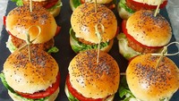 Yummy! Mini burger yang satu ini tampil sangat menggoda. Roti lembut bertabur biji-bijian membuat burger lebih kaya serat. Foto: instagram @kooki_lovescooking