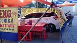Waduh! Mobil-mobil Ini Terjebak di Dalam Tenda Pecel Lele dan Seafood