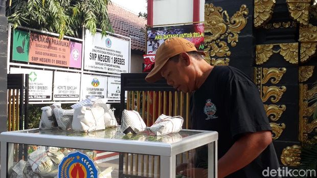 Sarapan gratis untuk warga yang membutuhkan di Brebes.