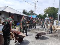 TNI membantu proses pemakaman (Bonauli/detikcom)