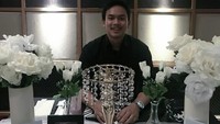 Tak jauh berbeda, begini gaya Dinno Ardiansyah, Presma Universitas Trisakti saat mendapat kejutan ulang tahun di sebuah kafe. Foto: Instagram @dinnoardiansyah
