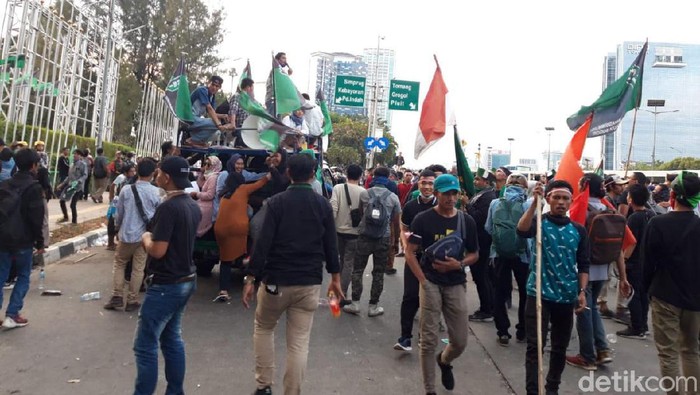 Dicegat ke DPR, Massa HMI Bergeser ke Kementerian LHK