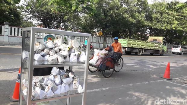 Nasi bungkus gratis untuk sarapan warga yang membutuhkan di Brebes. 