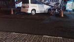 Waduh! Mobil-mobil Ini Terjebak di Dalam Tenda Pecel Lele dan Seafood