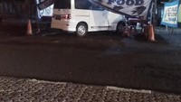 Parkir mobil terlalu lama hingga malam hari, mobil ini dikandangi oleh tenda seafood yang sudah mangkal di sana. Foto: Istimewa