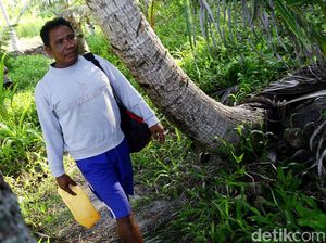 Lewat Perahu Kecil, Kamarahan Sukses Sarjanakan Anak