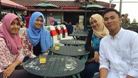 Bernama lengkap M Atiatul Muqtadir, ini Presma dari UGM yang jadi incaran para wanita. Di samping gayanya yang tegas dan bijak, ia juga punya gaya santai ketika nongkrong bareng temannya. Foto: Instagram @fathuurr_