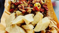 Ini merupakan hidangan kaki lima yang paling terkenal di Kongo, namanya Kwanga Na Ntaba. Terdiri dari daging kambing atau domba, bawang bombay, hingga potongan roti singkong. Foto: Istimewa