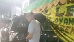 Waduh! Mobil-mobil Ini Terjebak di Dalam Tenda Pecel Lele dan Seafood