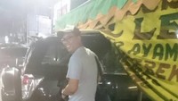 Bingung mobilnya sudah berada di dalam tenda pecel lele, pengemudi yang satu ini hanya bisa tertawa pasrah. Foto: Istimewa