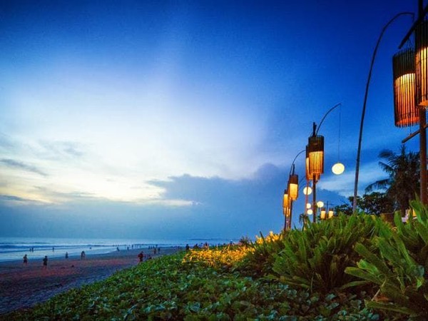 Di Pantai Seminyak, kamu bisa menemukan kafe-kafe dan restoran keren . Ada juga tempat belanja yang hits dan berbagai macam fasilitas untuk kenyamanan turis seperti resort dan hotel dan villa (iStock) Di Pantai Seminyak, kamu bisa menemukan kafe-kafe dan restoran keren . Ada juga tempat belanja yang hits dan berbagai macam fasilitas untuk kenyamanan turis seperti resort dan hotel dan villa (iStock)