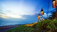 Di Pantai Seminyak, kamu bisa menemukan kafe-kafe dan restoran keren . Ada juga tempat belanja yang hits dan berbagai macam fasilitas untuk kenyamanan turis seperti resort dan hotel dan villa (iStock)