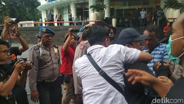 Polisi Juga Sita Molotov dari Ratusan Pelajar yang Demo di DPRD Sumut
