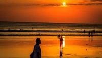 Kuta populer dengan bujetnya yang terjangkau. Hanya dalam 10 menit dari Bandara Denpasar kamu sudah sampai ke pantai ini dan selamat menikmati sunset yang memukau (iStock)