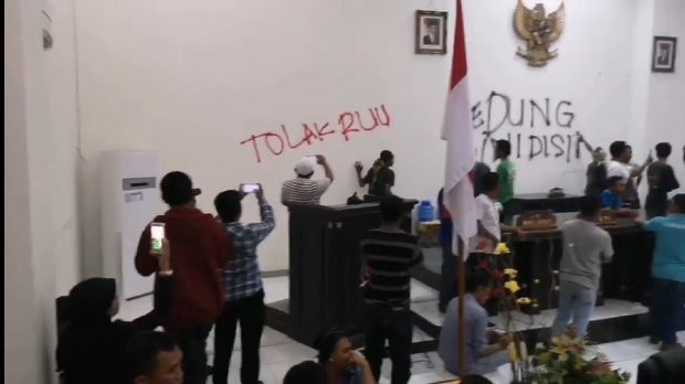 Tolak UU KPK, Mahasiswa Segel dan Coret Ruang DPRD Banggai Saat Rapat