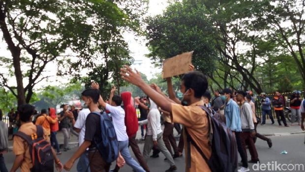 Demo di DPRD Sumut, Massa Pelajar SMA Langsung Diimbau Bubar