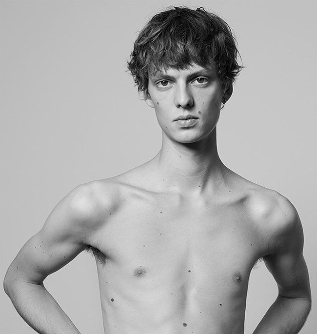 Mengenai Leon Dame, model tersebut adalah pria asal Jerman berusia 20 tahun. Leon dikontrak di agensi modeling Tomorrow is Another Day. Foto: Instagram @leondame