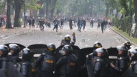 Unjuk rasa mahasiswa dan pelajar tersebut berakhir bentrok dengan petugas kepolisian, menyebabkan gedung DPRD Medan dan Sumut yang tak jauh dari lokasi itu rusak terkena lemparan. ANTARA FOTO/Irsan Mulyadi.
