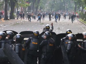 Demo Rusuh di Makassar, Mobil Patroli Polisi Ringsek Ditimpuk Batu