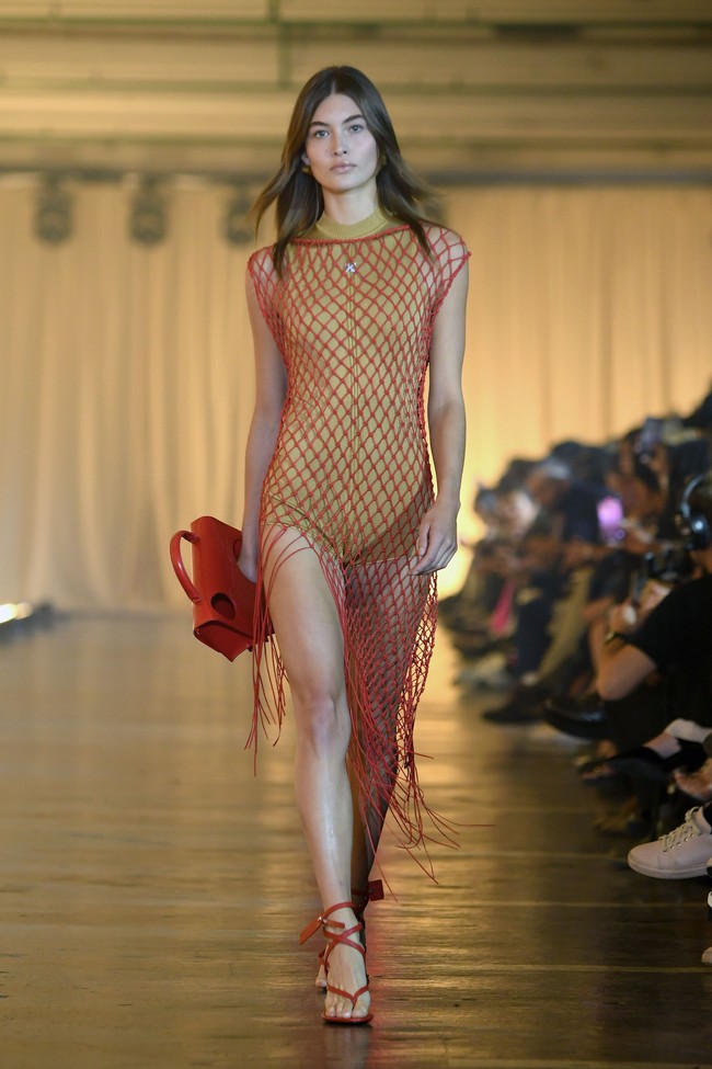 Jitney yang merupakan salah satu siluet signature brand besutan desainer Virgil Abloh itu kali ini berwajah bolong-bolong bak permukaan meteor. Sepintas, mirip pula seperti keju khas Swiss. (Foto: Getty Images)