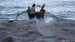Lewat Perahu Kecil, Kamarahan Sukses Sarjanakan Anak