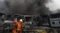 Api yang membakar 22 unit bus bekas Transjakarta tersebut diduga berasal dari pengelasan bus bekas yang terjadi di tempat itu, meski tidak ada korban jiwa. ANTARA FOTO/Zie Hamzah.