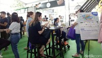 Di sana juga di sediakan bangku dan meja untuk tempat pengunjung sambil menikmati boba. Foto: dok. detikFood
