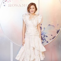 Dikenal karena perannya dalam film drama dan film aksi, Rosamund adalah wajah yang menakjubkan di tahun 90-an. Saat ia pensiun dari dunia akting pada 2007, Rosamund masih tampil di berbagai acara dimana ia masih terlihat muda dan bersinar meskipun berusia 50-an. Foto: Instagram