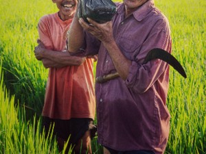 Senyuman rasa syukur atas nikmat yang diberikan