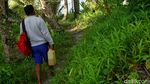Lewat Perahu Kecil, Kamarahan Sukses Sarjanakan Anak