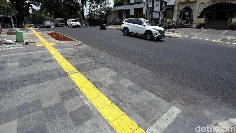Alasan DKI Anggarkan Rp 1,2 Triliun untuk Trotoar: Demi Pejalan Kaki Alasan DKI Anggarkan Rp 1,2 Triliun untuk Trotoar: Demi Pejalan Kaki