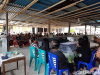 Suasana ibadah pelepasan jenazah (Bonauli/detikcom)