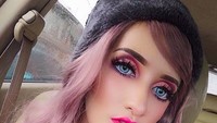 Shafieqa namanya, seorang model asal Malaysia yang viral karena wajahnya saat berdandan mirip Barbie. (fykaaschaa/Instagram)