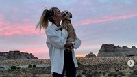 Wah, ternyata Miley lebih memilih pose bareng anjingnya. Pantesan si ibu marah-marah. Dok. Instagram/mileycyrus