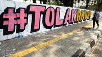 Mural #TolakRKUHP menghiasi dinding Jalan Pemuda, Rawamangun, Jakarta, Jumat (27/9/2019).