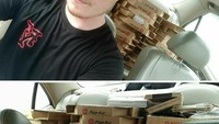 Penggemar pizza pasti sangat senang kalau ada di mobil ini. Lihat saja tumpukkan kardus pizza di jok mobil. Foto: Istimewa