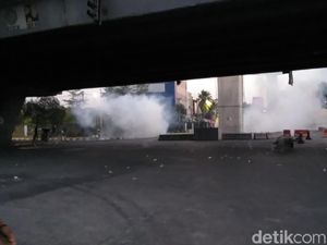 Polisi Pukul Mundur Demonstran Rusuh di Flyover Makassar, Massa Kocar-kacir