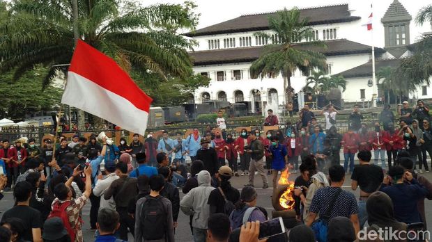 Mahasiswa-Pelajar Minta Ridwan Kamil Bersuara: Jangan Fokus Medsos